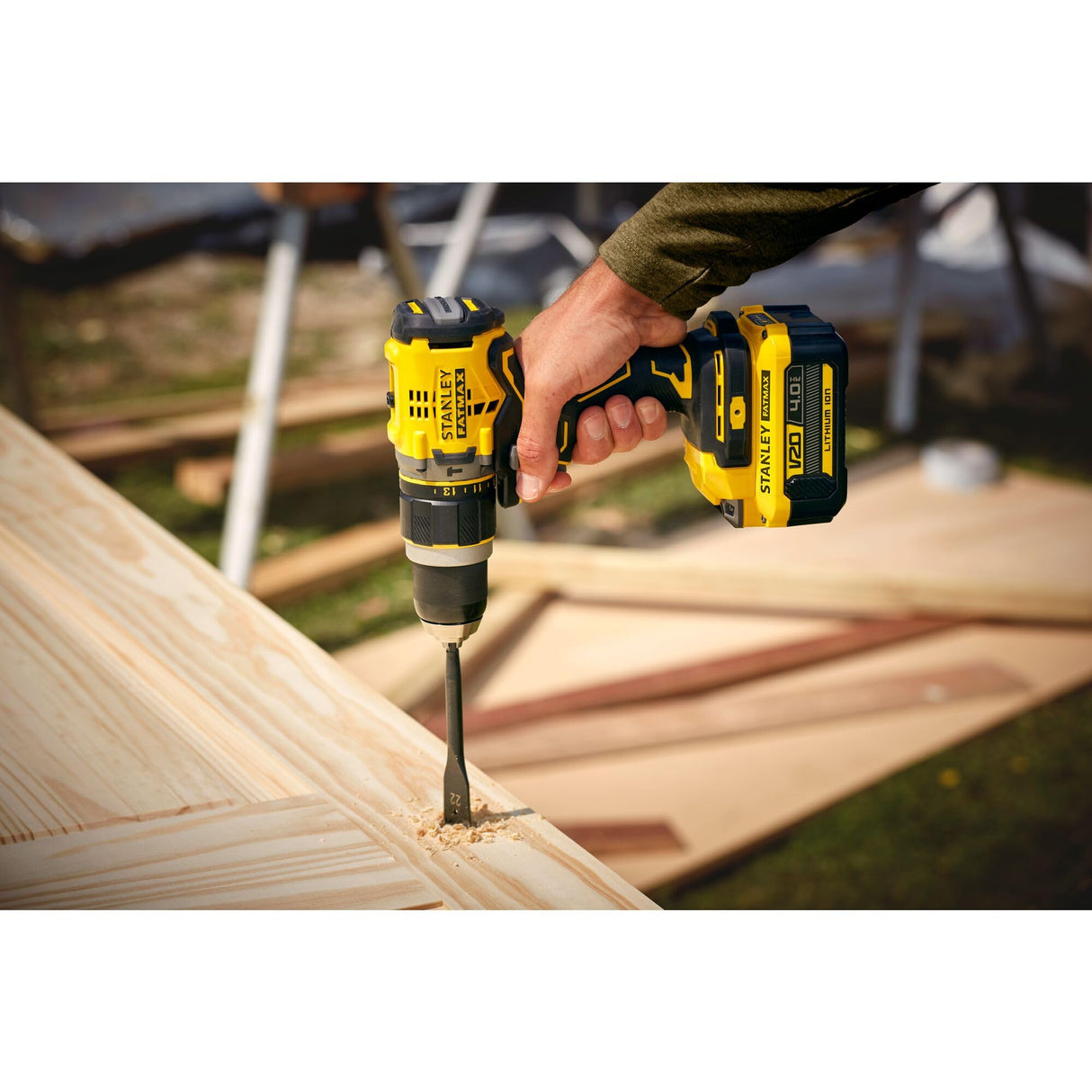 STANLEY FATMAX SFMCD721M2K-QW - Taladro Percutor 18V, Gama V20, Motor sin escobillas, Par máx. 80 Nm, Engranaje metálico de 2 velocidades, Luz LED, Incl. 2 baterías 4,0 Ah, cargador y maletín