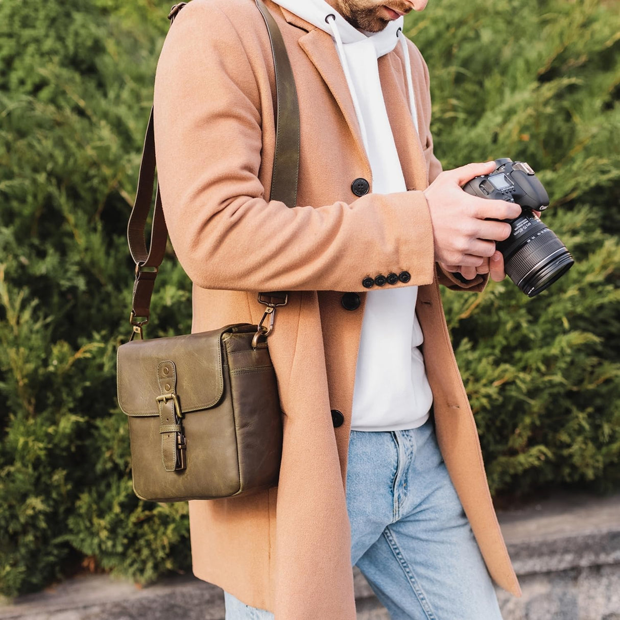 MegaGear MG1329 Para cámaras sin espejo, instantáneas y DSLR - Bolsa bandolera de cuero auténtico