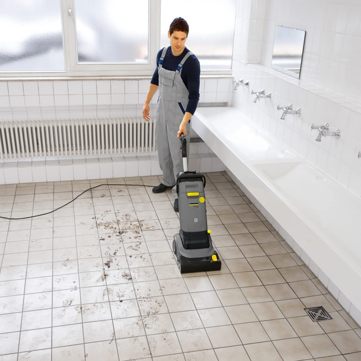 Kärcher BR 30/4 C Fegadora-aspiradora compacta para limpieza eficaz de suelos duros, Gris