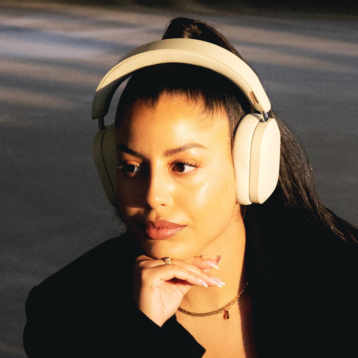 DEFUNC Mondo by Auriculares inalámbricos Over-Ear con Cable Opcional, 45 Horas de Tiempo de reproducción Activa, Bluetooth, Doble micrófono ENC y Controladores, Egro