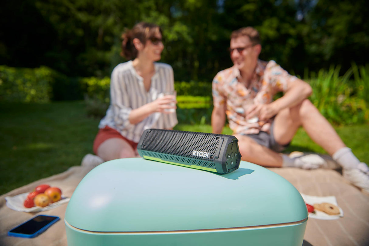 RYOBI - Altavoz Bluetooth inalámbrico de 4 voltios, portátil e Impermeable (IP67), batería de 2 Ah USB de Litio de Larga duración, RS4-120G