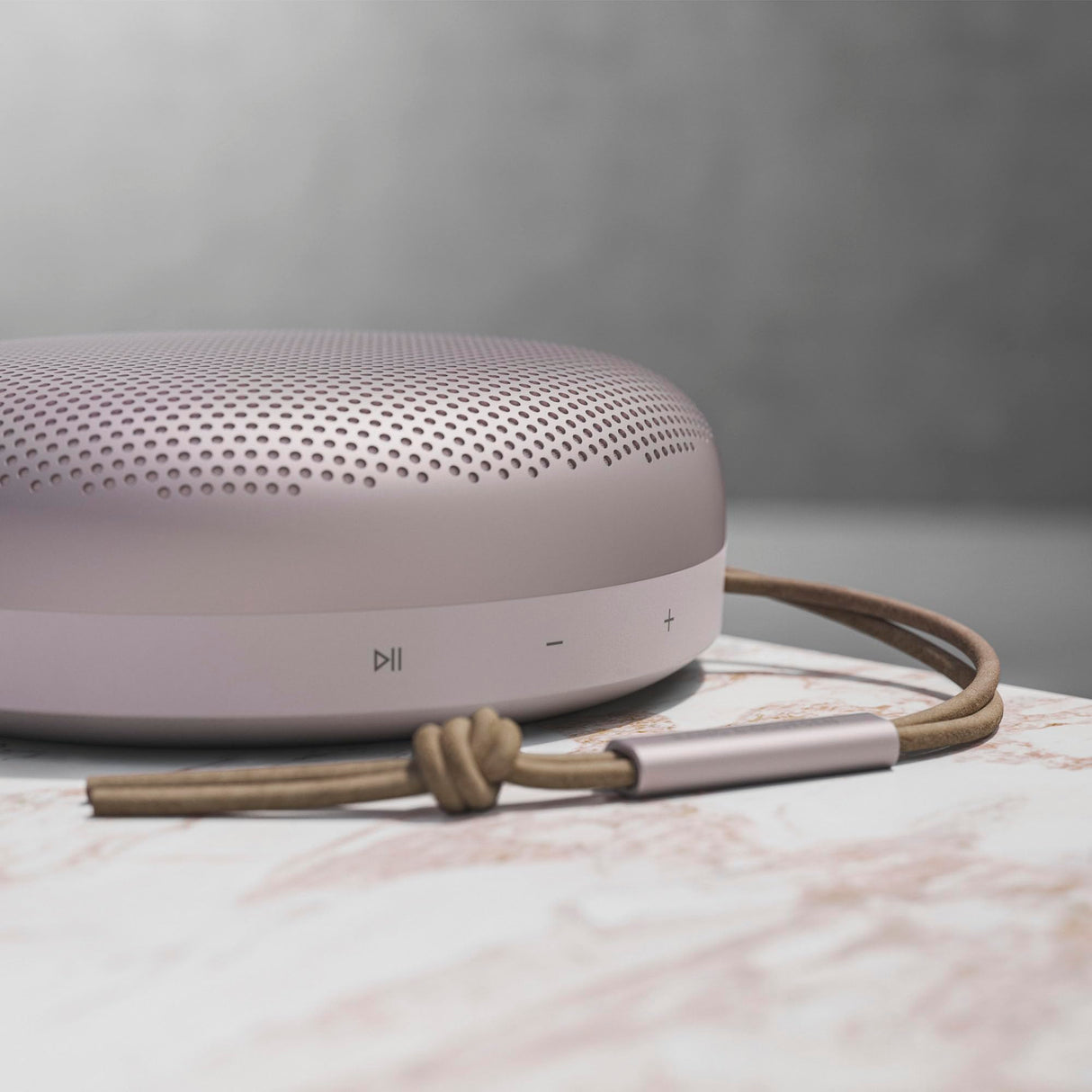 Bang & Olufsen Beosound A1 (2.ª Gen) Altavoz Bluetooth Inalámbrico Portátil Resistente al Agua y al Polvo con Sonido de 360 Grados, Alexa y Speakerphone, Hasta 18 horas de Batería Pink