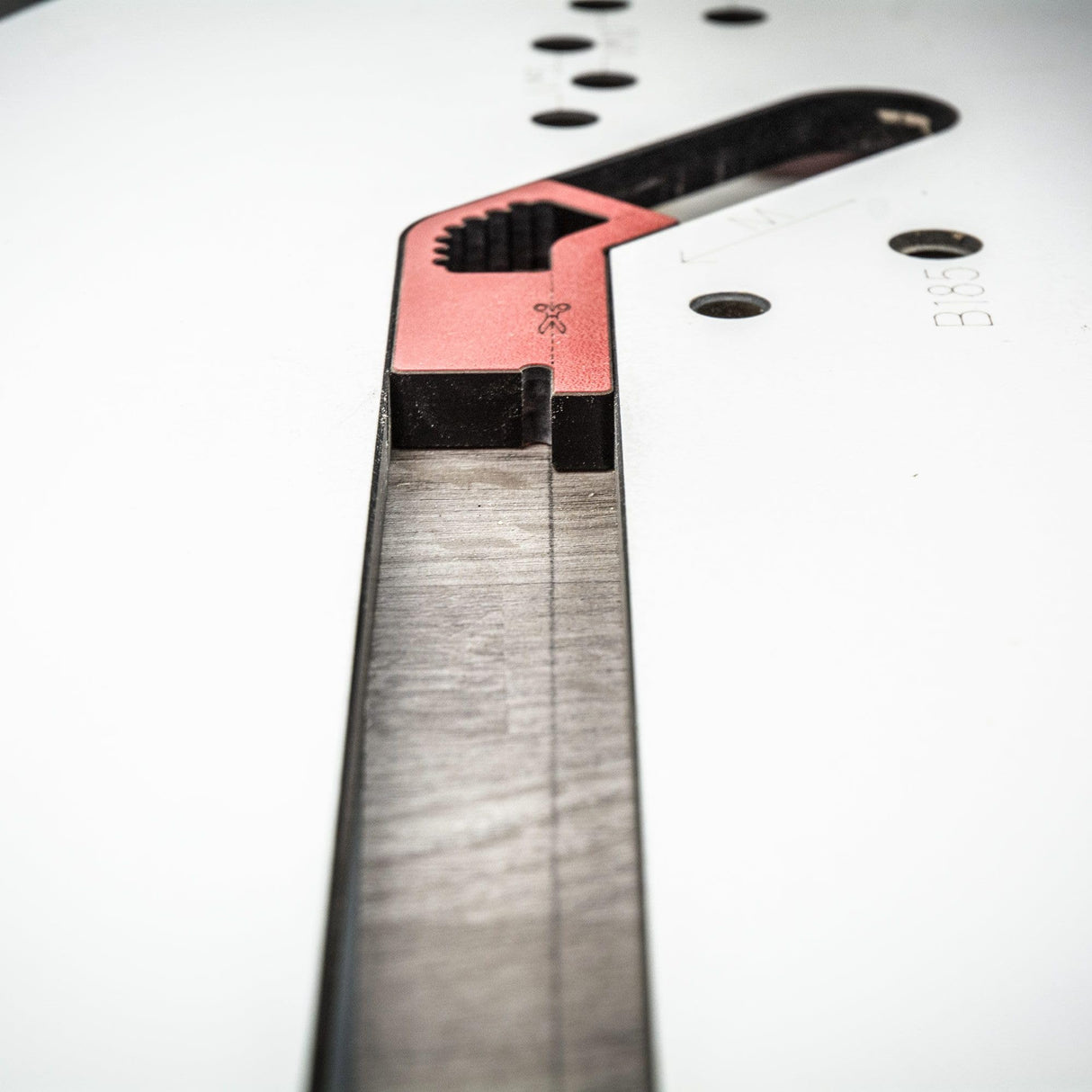 Trend Professional Jig Multi-Material para Encimeras de Cocina, para Juntas de Inglete Mason, Hasta 700mm, Alineación de Borde Frontal, KWJ700/PRO