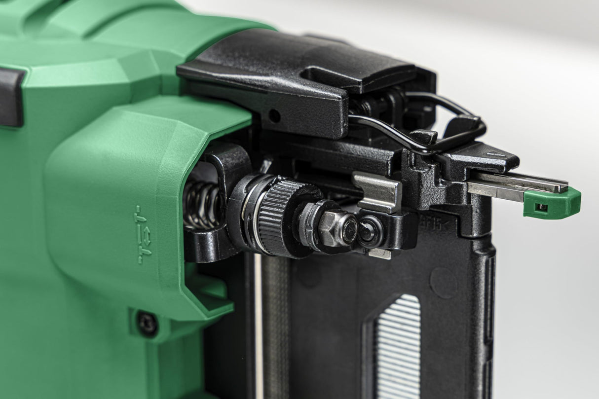 HiKOKI Clavo con batería de 0° - 18 V, 25-64 mm, 16 calibres, compacto, ligero, potente, luz LED, motor sin escobillas, accionamiento por resorte neumático, incluye 2 baterías de 18 V/2 Ah + cargador