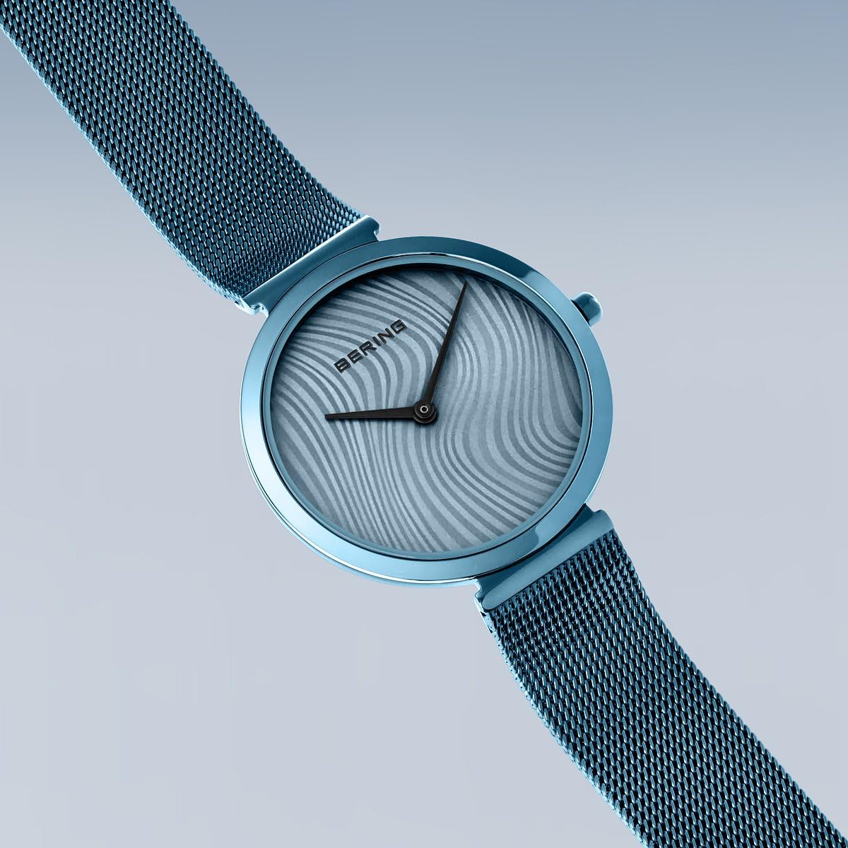 BERING 18132-Charity2 Reloj de cuarzo para mujer con caja de acero inoxidable de 32 mm con acabado azul y esfera azul, correa milanesa, cristal de zafiro y resistencia al agua de 3 ATM