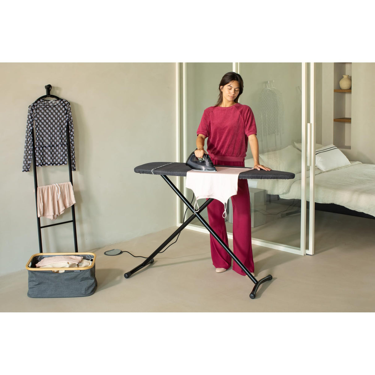Tabla de Planchar Brabantia D, 135x45cm - Denim Black| 100% algodón Comercio Justo | Tam. XL, Amplia superf. | Zona Resistente al Calor para generadores Vapor | Tabla Planchar Plegable y Uso Sentado