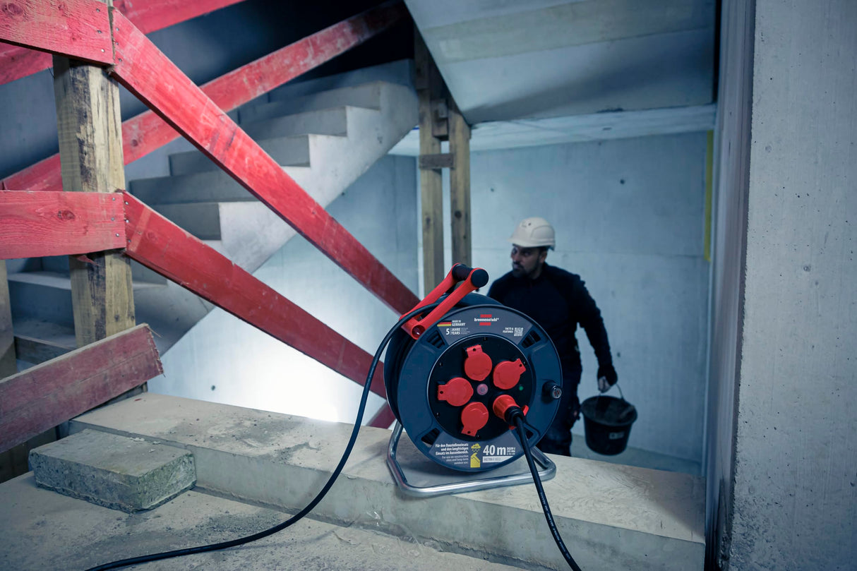 Brennenstuhl Carrete de cable profesional 300 KU 2100 (cable de 25 m en negro, fabricado en plástico especial, para uso en obras de construcción y uso permanente en exteriores, fabricado en Alemania)