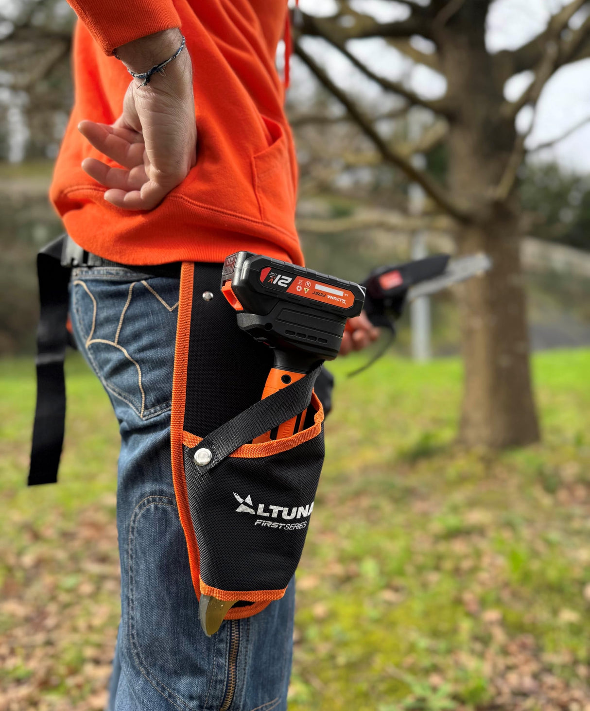 Altuna - Kit de Poda a Batería de Titanio - Motosierra a Batería + Tijeras de Podar Eléctricas - Incluye 2 Baterías 2Ah - Con Maletín, Cargador y Cinturón Portaherramientas