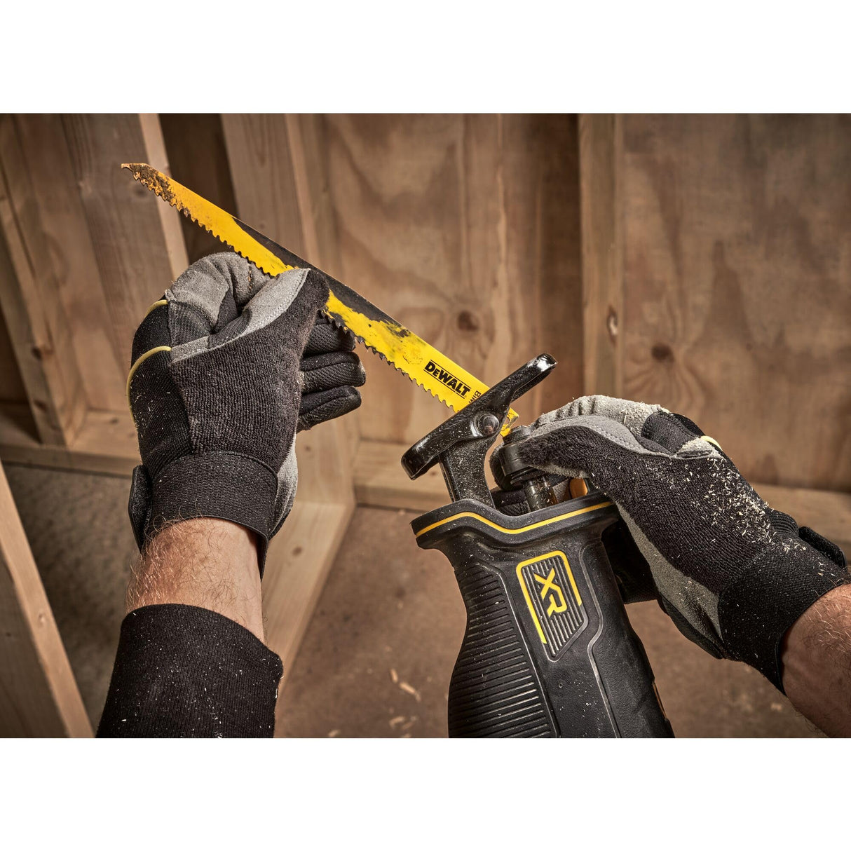 DEWALT DCS382N-XJ - Sierra sable 18V XR, Motor sin escobillas, Compacta, Capacidad de corte máxima de 300mm, Alta velocidad de corte, Luz LED, No incluye batería ni cargador