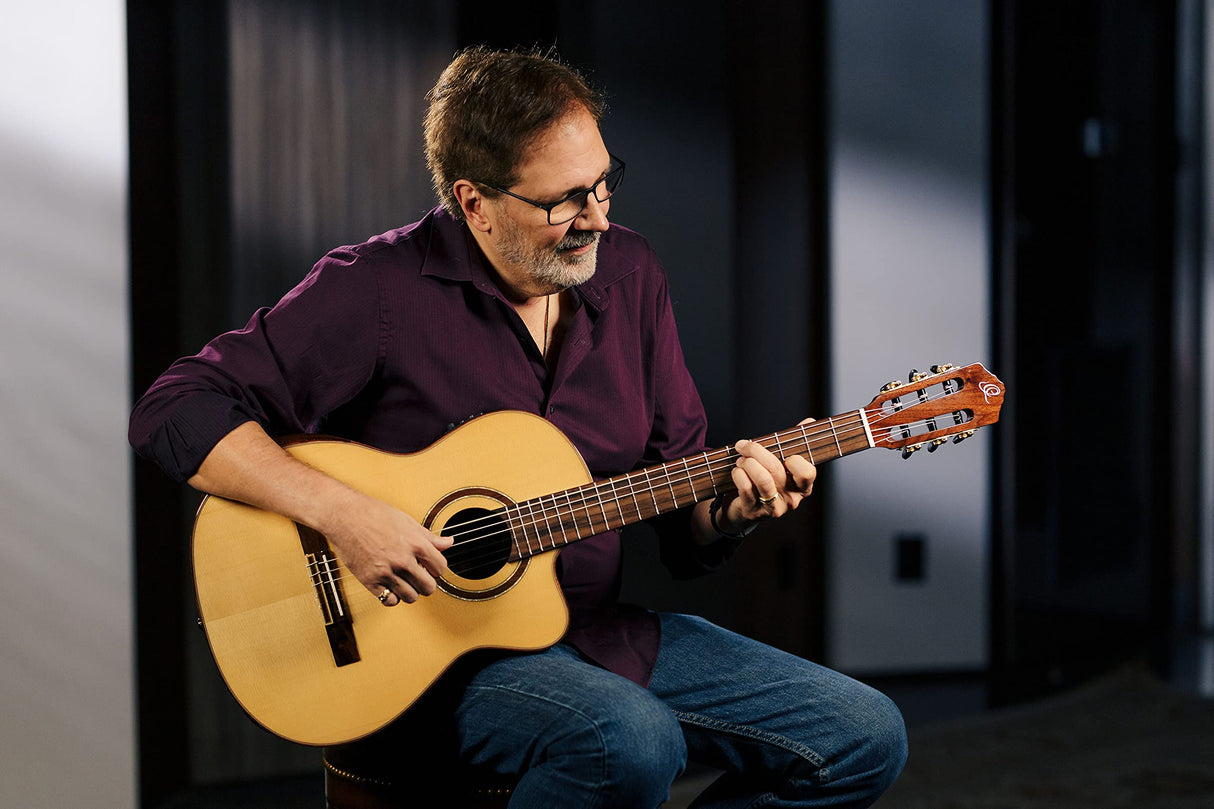 ORTEGA Classical Guitar The Privat Room 44 incluye funda y Correa de cuero con Apoyabrazo Electronic NT Natural STRIPEDSU.CE