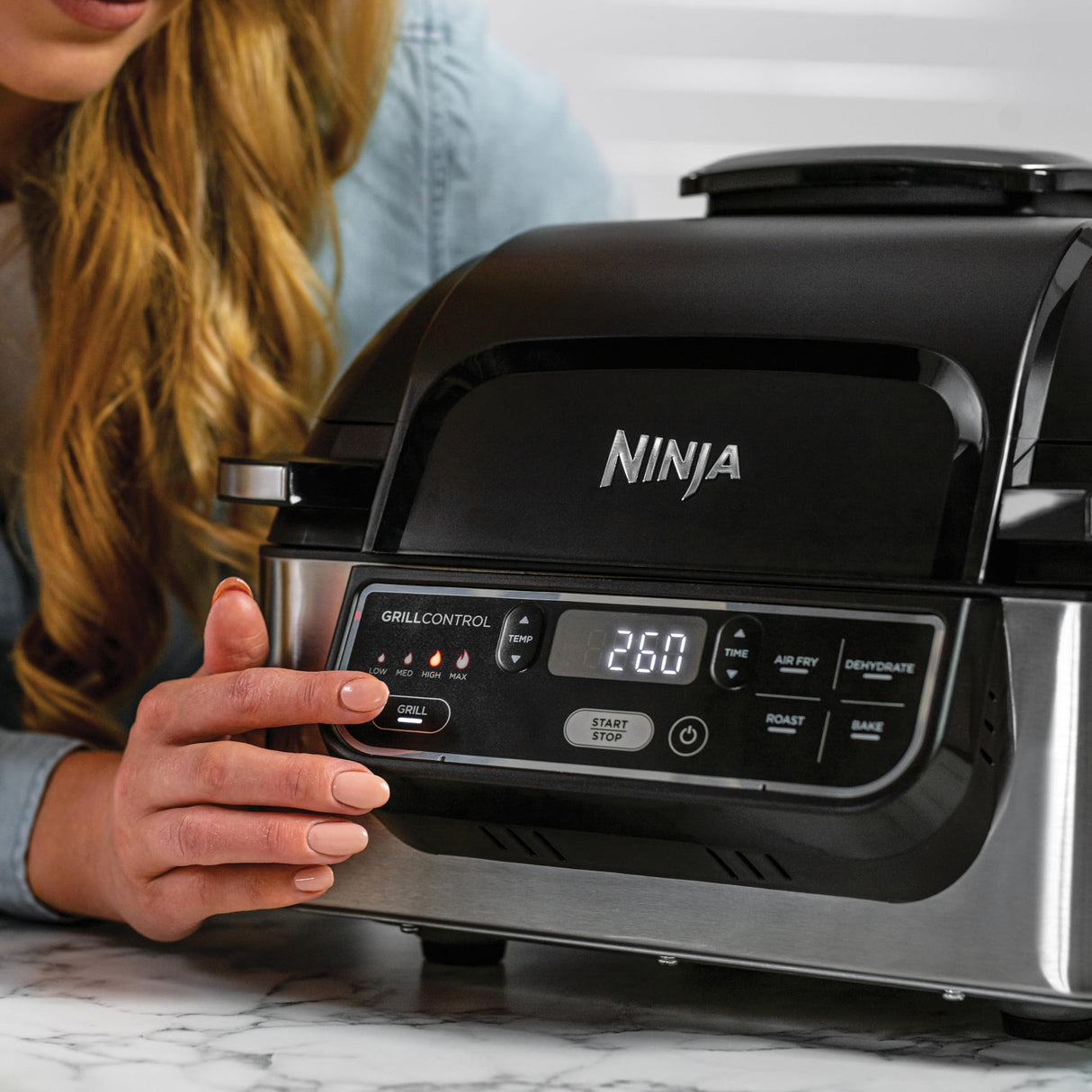 Ninja Foodi Parrilla de interior y Freidora de aire, 5,7 l, 5 funciones de cocción, Freír con aire, Parrilla, Asar, Hornear y más, piezas aptas para lavavajillas, en negro y plata, AG301EU