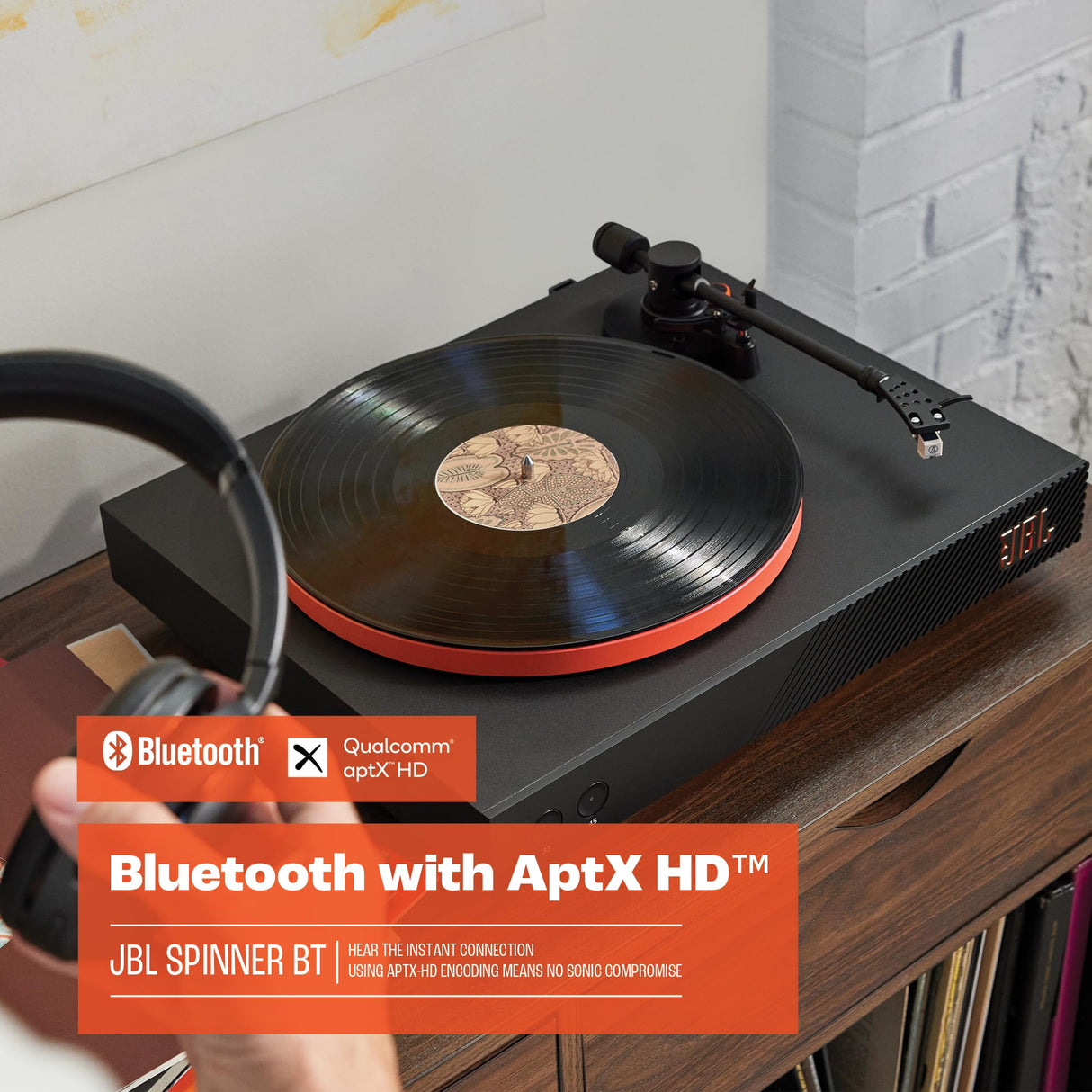 JBL Spinner BT, Tocadiscos Bluetooth con AptX-HD, cabezal extraíble, plato de aluminio y transmisión por correa, cartucho magnético móvil preinstalado, en negro y naranja