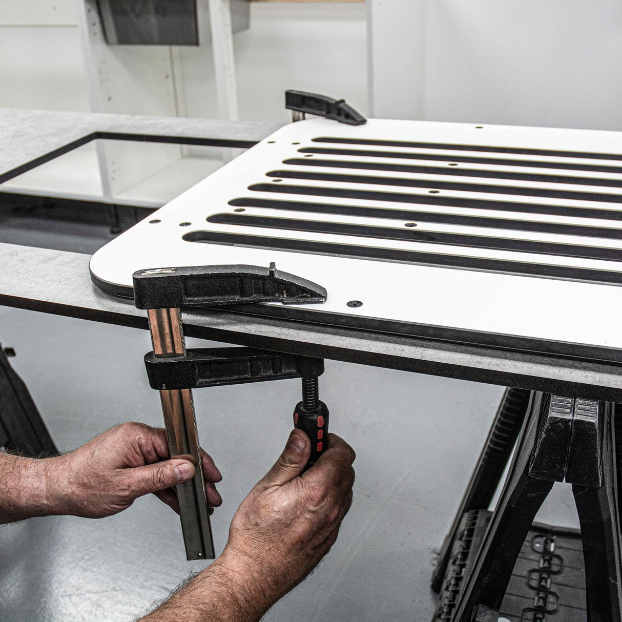 Trend Gabarit de Rainure d’Égouttoir, Modèle de Défonçage de Précision pour Plans de Travail avec Évier Belfast ou Sous-Plan, Pente Intégrée de 0,5°, 8 Rainures à 50 mm d’intervalle, DG/JIG/A