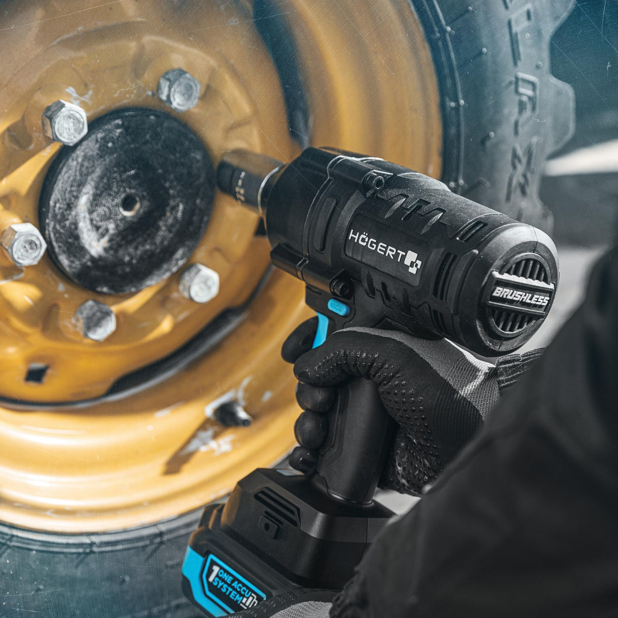 Högert Technik Juego de destornilladores de impacto sin escobillas, 18 V, 600 Nm, par de torsión, batería de 4,0 Ah, cargador de 4 A, maletín, motor sin escobillas, iluminación LED, para talleres +