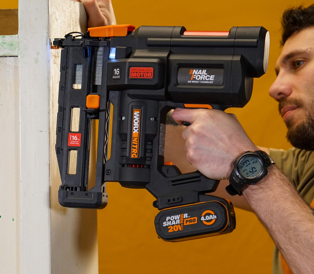 WORX WX841 Nitro – Clavadora eléctrica inalámbrica 20 V – 2 Ah – Tire hasta 80 clavos por minuto – Hasta 64 mm en la madera – Desbloqueo sin herramientas – (incluye batería y cargador| 200 clavos