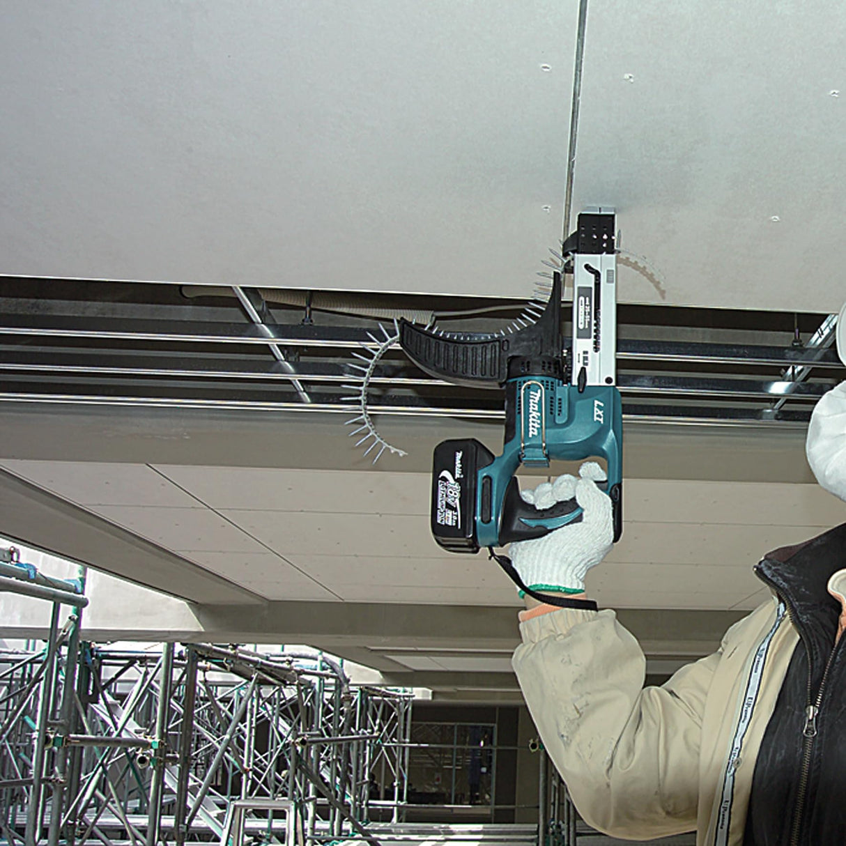 Makita DFR550Z Atornillador autoalimentado Batería 1/4" 18V Solo cuerpo LXT