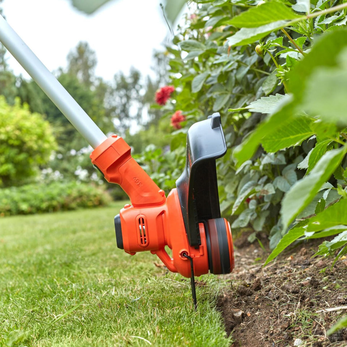 BLACK+DECKER Recortadora de césped inalámbrica 36V con batería y Cargador rápido - Ancho de Corte 33cm, Motor sin escobillas, alimentación automática de Hilo, Velocidad Variable - BCSTA536L1-QW