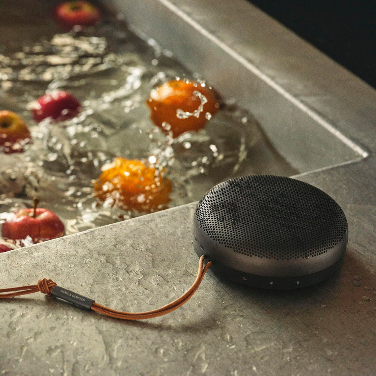 Bang & Olufsen Beosound A1 2nd Gen Black Anthracite, W125662220 (Anthracite)
