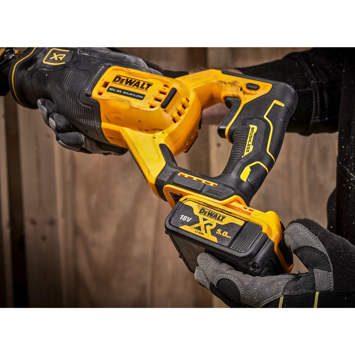 DEWALT DCS382N-XJ - Sierra sable 18V XR, Motor sin escobillas, Compacta, Capacidad de corte máxima de 300mm, Alta velocidad de corte, Luz LED, No incluye batería ni cargador