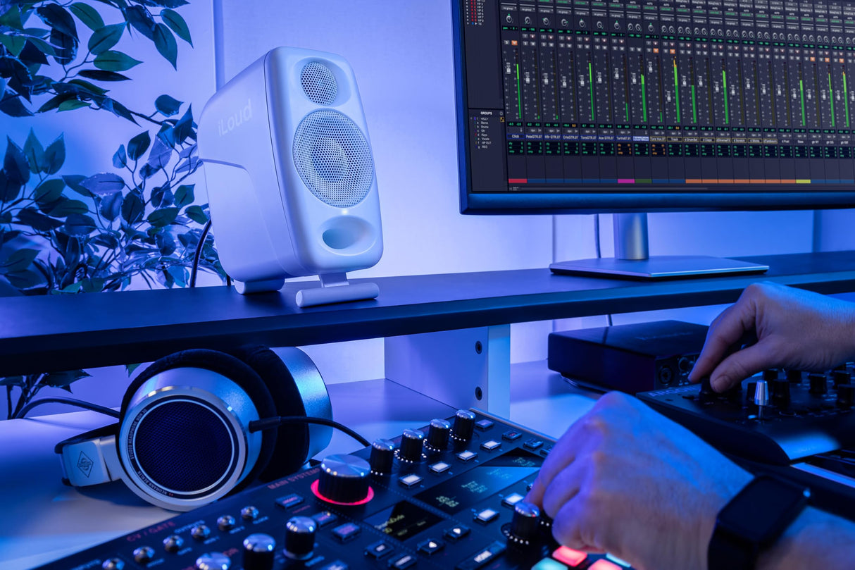 IK Multimedia iLoud Micro Monitor Pro Blanco (par) 50 W portátil y potente monitor de estudio de referencia, amplificador de alta eficiencia clase D, controladores hechos a medida para mezclar música