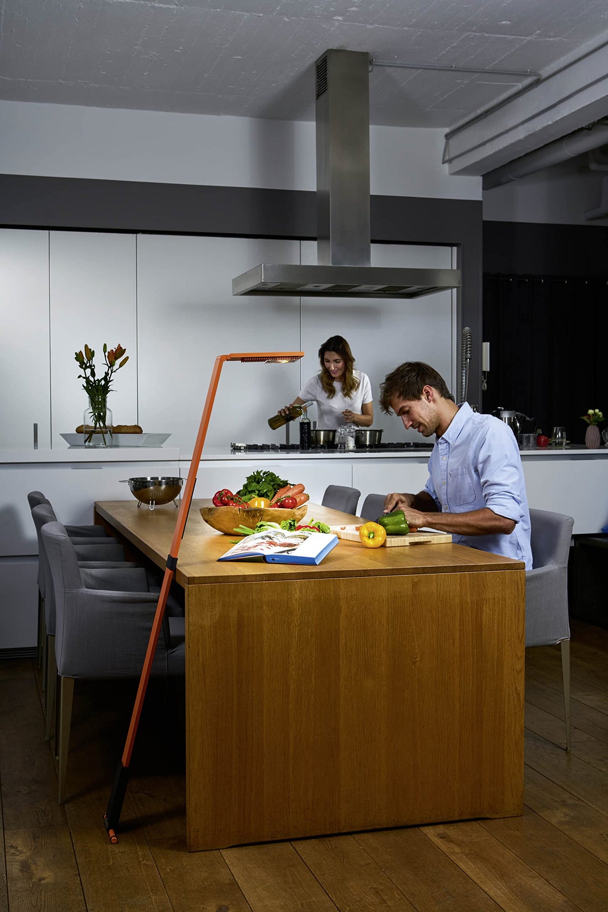 LUCTRA Lámpara de pie Flex Design LED regulable, batería recargable para 25 horas de funcionamiento, portátil, 923123, aluminio