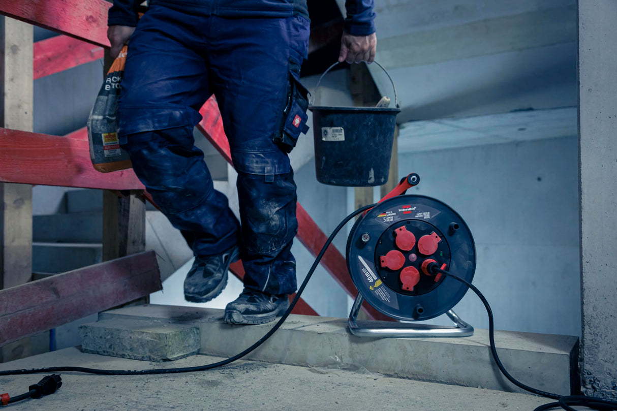Brennenstuhl Carrete de cable profesional 320 KU 4200, cable de 40 m en negro, fabricado en plástico especial, para uso en obras de construcción y uso permanente en exteriores, fabricado en Alemania