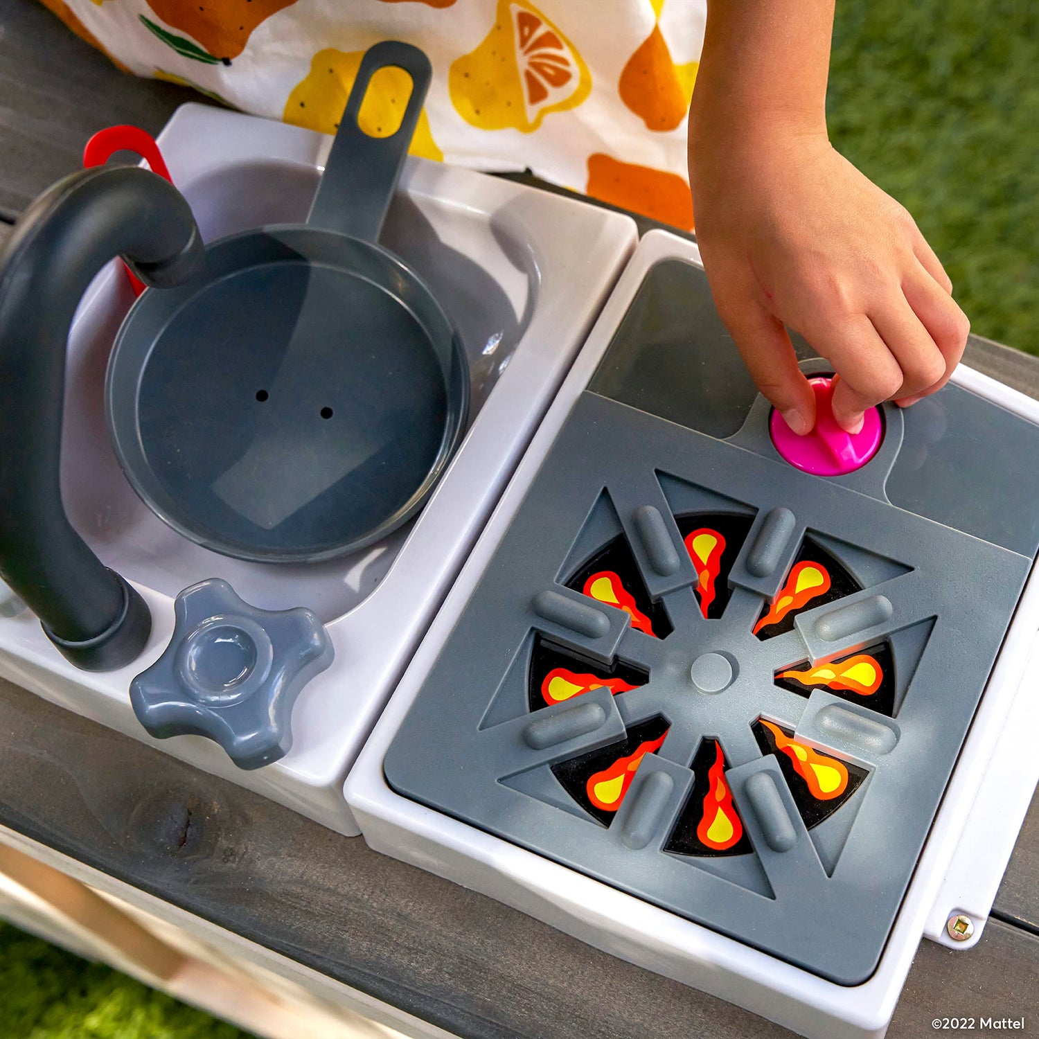 KidKraft Casita Infantil Barbie de Madera con Cocina de Juguete para Niños y Niñas, Casita de Juego para Exterior, Jardín o Patio con Tumbonas para Muñecas (P280192E), Exclusivo en Amazon