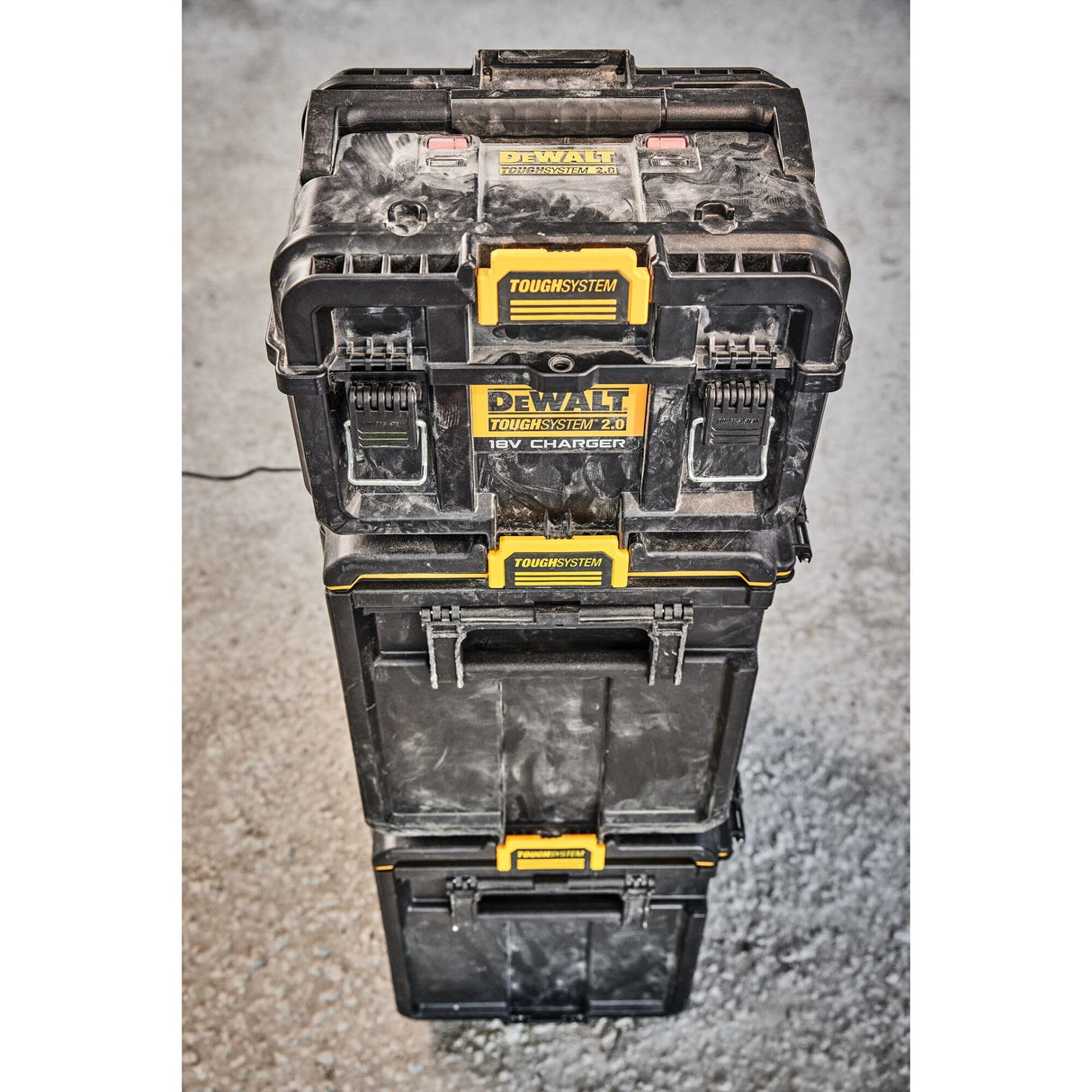 DEWALT DWST83471-QW - Caja de carga de baterías ToughSystem 2.0, 18V y FlexVolt, Carga USB, Indicador de carga, Carga simultánea de 2 baterías, Se entrega sin baterías