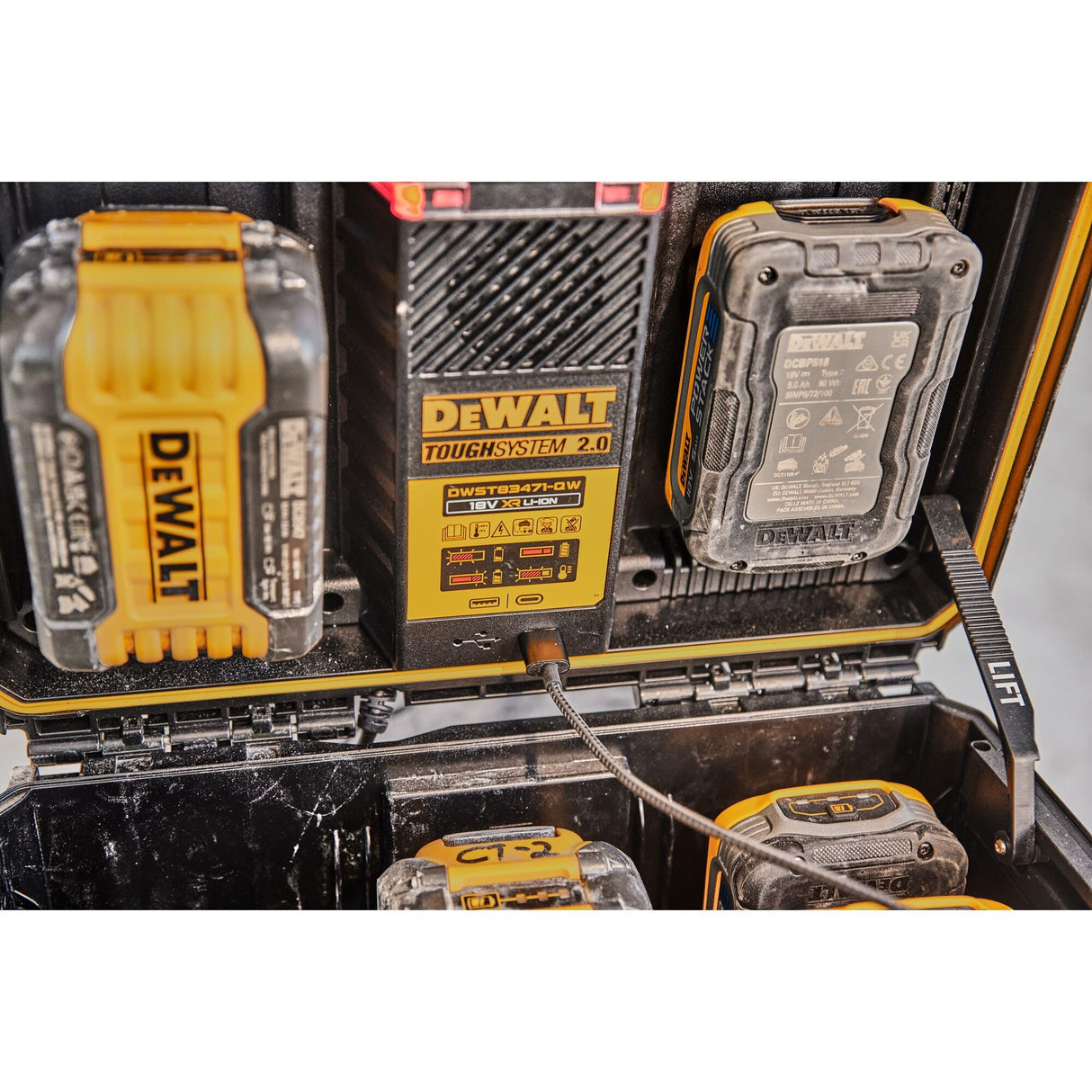 DEWALT DWST83471-QW - Caja de carga de baterías ToughSystem 2.0, 18V y FlexVolt, Carga USB, Indicador de carga, Carga simultánea de 2 baterías, Se entrega sin baterías