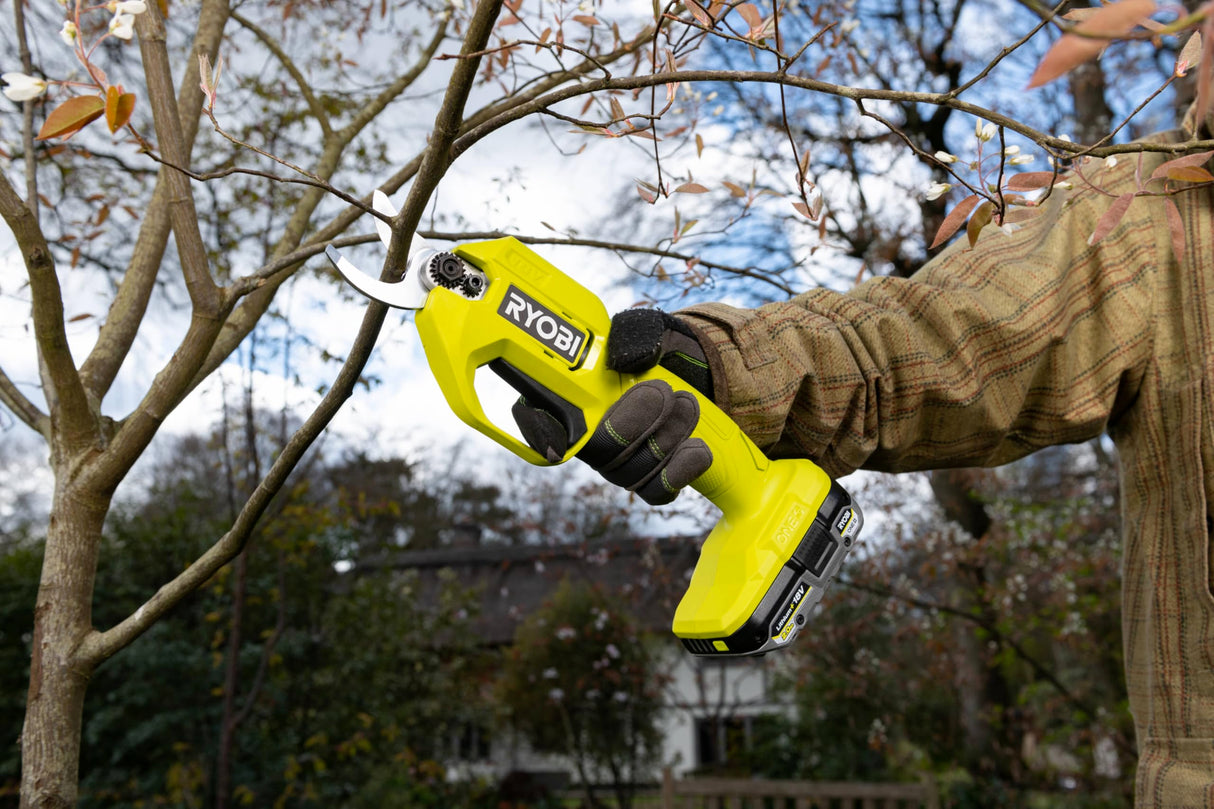RYOBI – 2 baterías One+ y Cargador de Sonido: 1 batería de 4,0 Ah, 1 batería de 2,0 Ah, 1 Cargador de 2,0 A – RC18120-242X