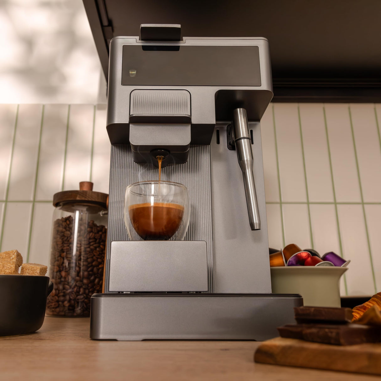 Cecotec Cafetera Cápsulas Express con Tanque de Leche FreeStyle Latte T. 1350W, 20 Bares, Compatible con Café Molido, Dolce Gusto, Nespresso y K-Fee, Depósito 1,6L de Agua y 400ml de Leche