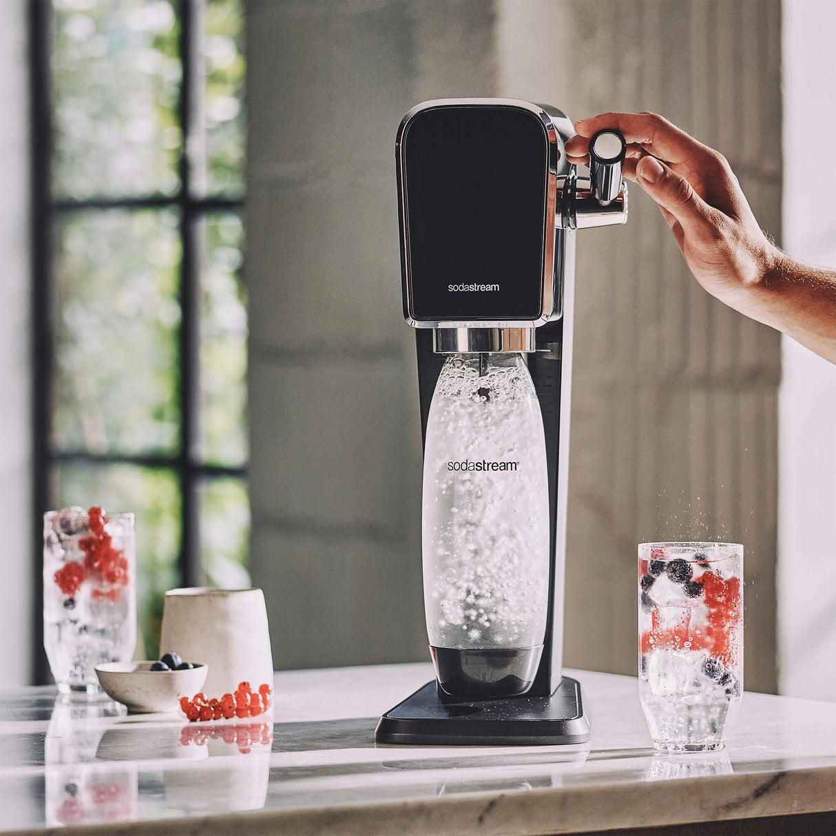 SodaStream Art - Máquina Gasificadora de Agua, con 1 Botella Fuse de 1 L de Plástico Reutilizable y 1 Cilindro de Gas Quick Connect, Hasta 60L de Agua con Gas, Diseño Elegante, Uso Fácil, Color Negro