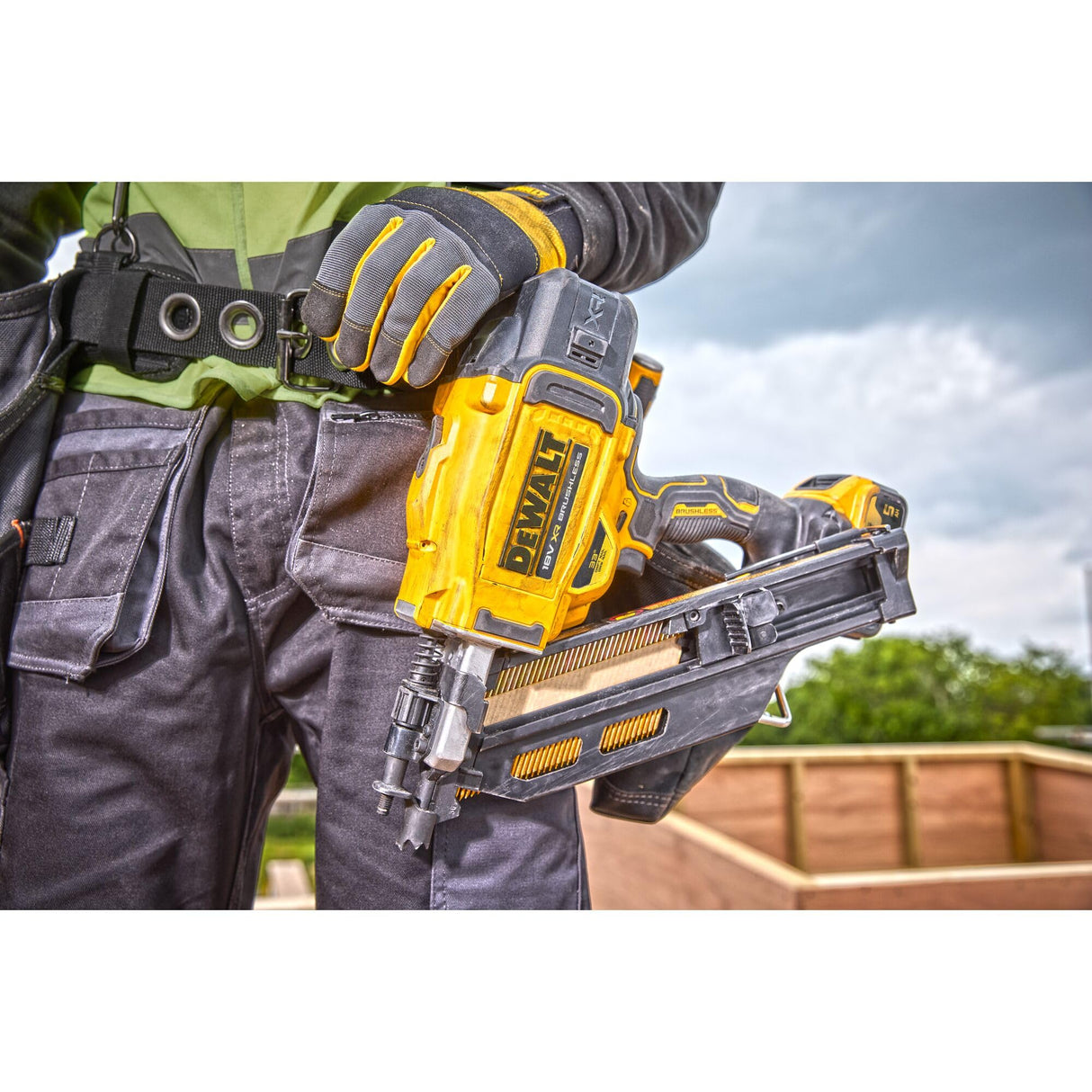 DEWALT DCN930P2-QW - Clavadora de Estructuras sin escobillas XR 18V con 2 baterías Li-Ion 5Ah