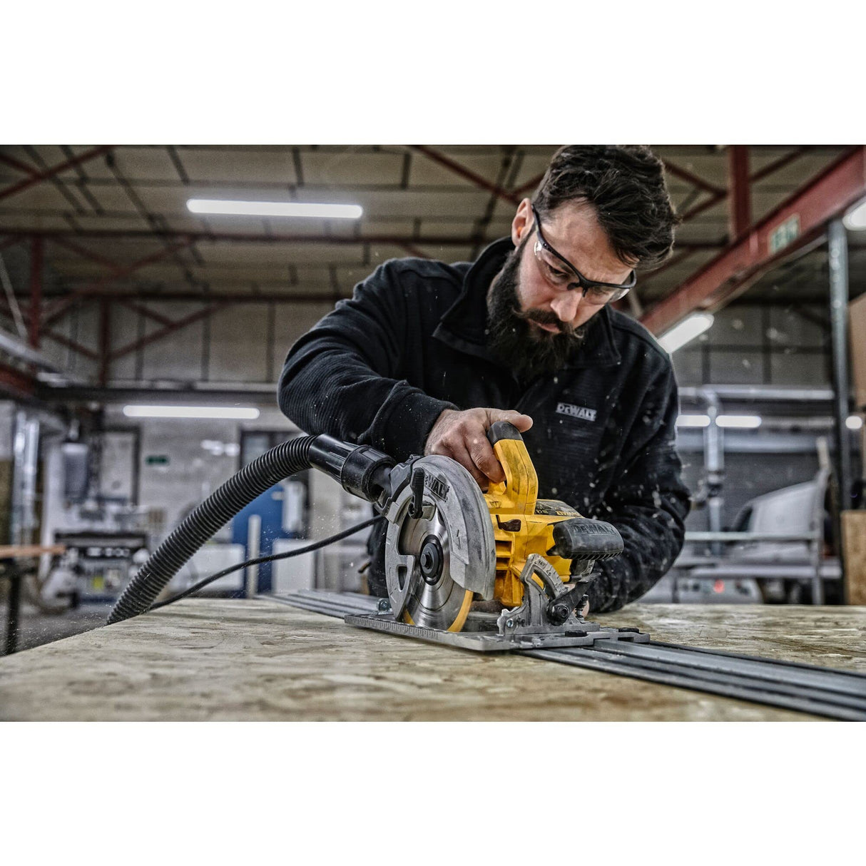 DEWALT DWE576K-QS - Sierra Circular , 1600W, Disco de 190 mm, Corte a 90° y 45°, Profundidad de Corte Máxima 61 mm, Compatible con Guía, Velocidad 5200 rpm, Incluye Maletín de Transporte y Guía Paralela