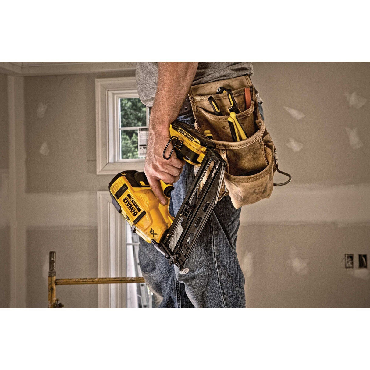 DeWalt DCN660D2-QW Clavadora de acabado sin escobillas XR 18V con 2 baterías Li-Ion 2, Set de 2 Piezas