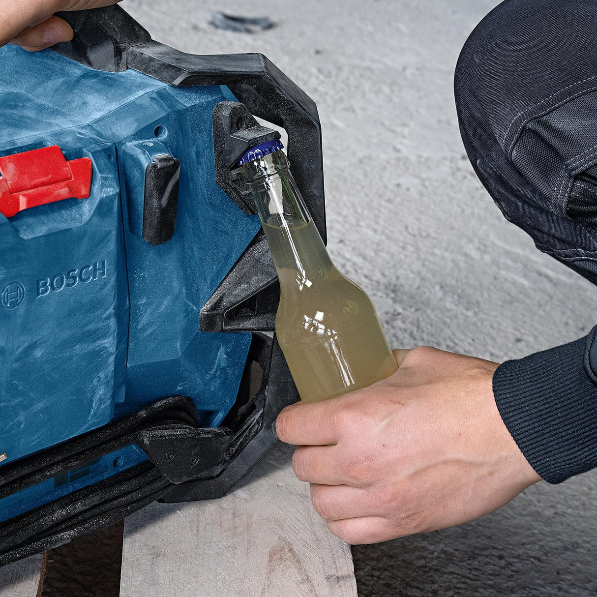 Bosch Professional 18V/12V System radio a batería GPB 18VH-6 SRC (carga interna para 18 V y 12 V, incl. abrebotellas, 2 pilas AAA, película protectora de pantalla, sin batería/cargador)