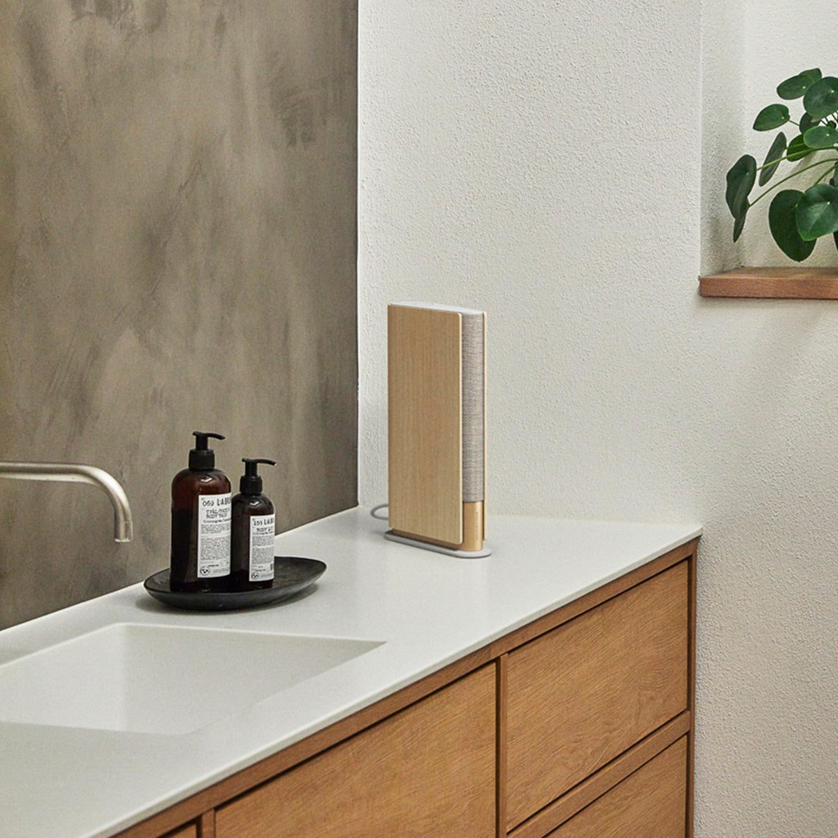Bang & Olufsen Beosound Emerge Altavoz Delgado y Compacto diseñado para colocarlo en una estantería con Bluetooth, WiFi y un Sonido Ultraamplio, Certificado Cradle to Cradle Gold Tone
