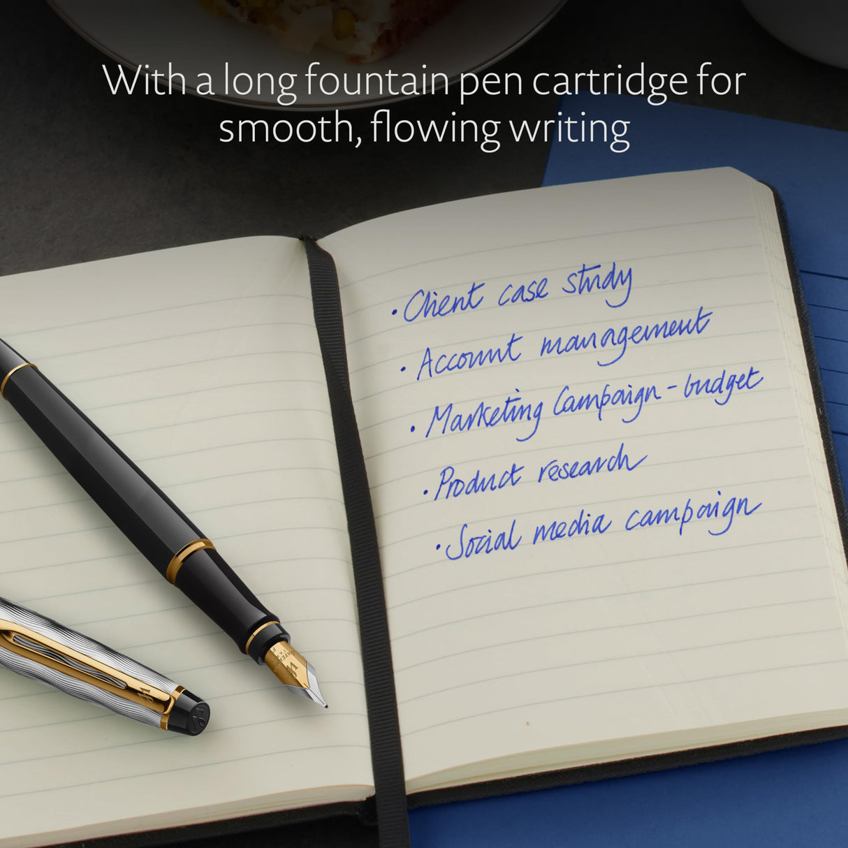 Pluma estilográfica Waterman Expert, en metal y lacado negro con adorno dorado, capuchón cincelado, plumín mediano de acero inoxidable