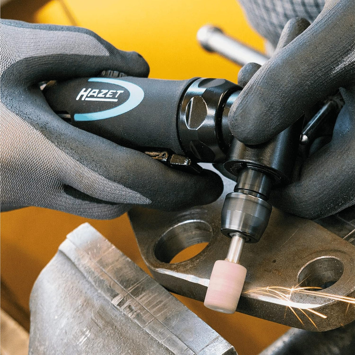 Amoladora de vástago HAZET 9032N-5 I diseño en ángulo para regulación continua de la velocidad, rosca interior de 12,91 mm (1/4″), incl. tapón de acoplamiento I herramienta práctica para lijar