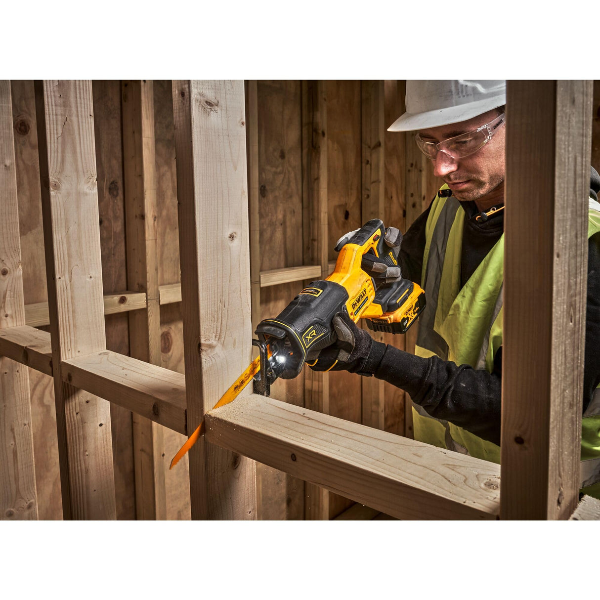 DEWALT DCS382NT-XJ - Sierra sable 18V XR, Motor sin escobillas, Compacta, Capacidad máxima de corte de 300 mm, Alta velocidad de corte, Luz LED, Incluye caja TSTAK, No incluye batería ni cargador