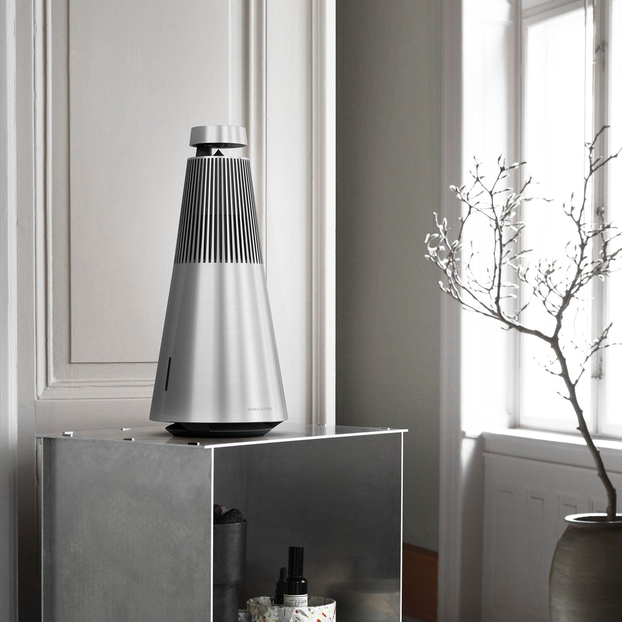 Bang & Olufsen Beosound 2 (3.ª Generación), Elegante y potente altavoz WiFi para el hogar con sonido envolvente de 360 grados, de pie o para estantería, Natural