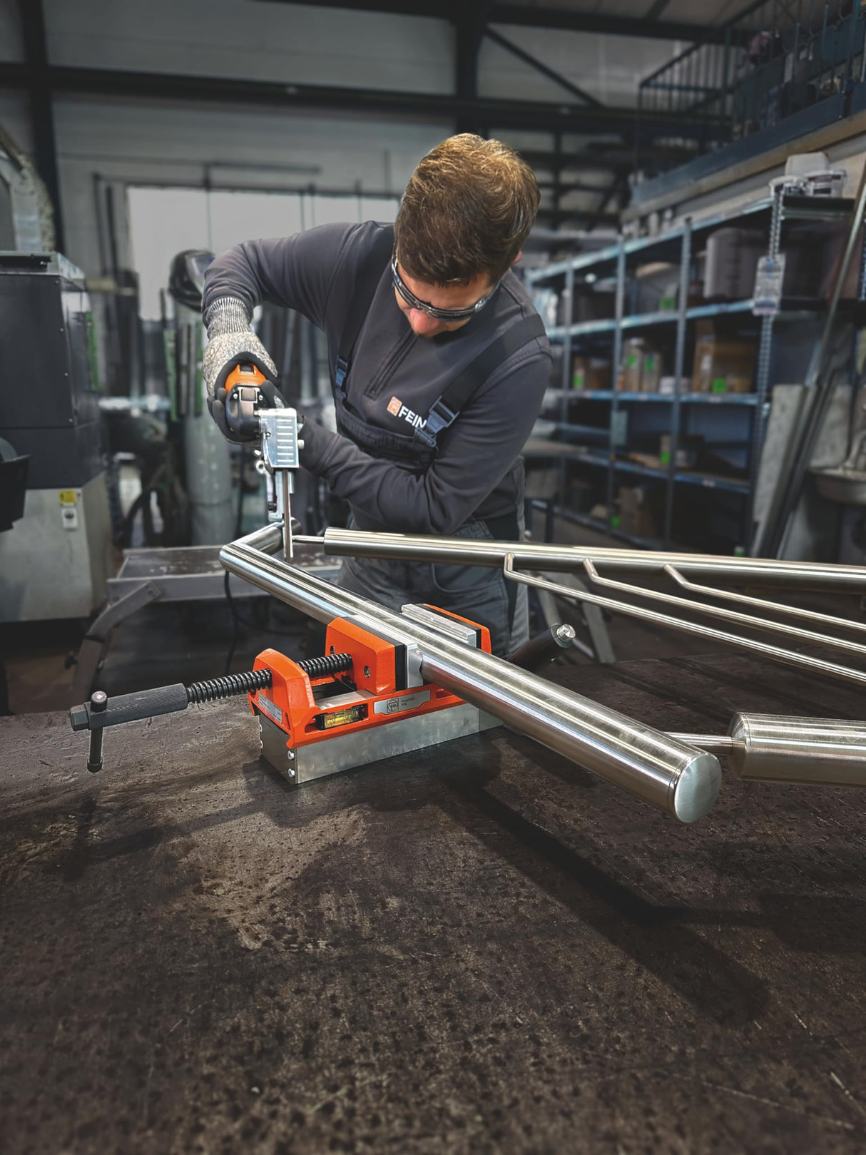 FEIN Lijadora de cinta BF 10-280E para esquinas y cantos en el tratamiento de acero inoxidable, Velocidad en vacío 10 000-28 000 1/min., Cinta 520 x 3/6/20 mm. Velocidad de cinta 12-32 mt/sec