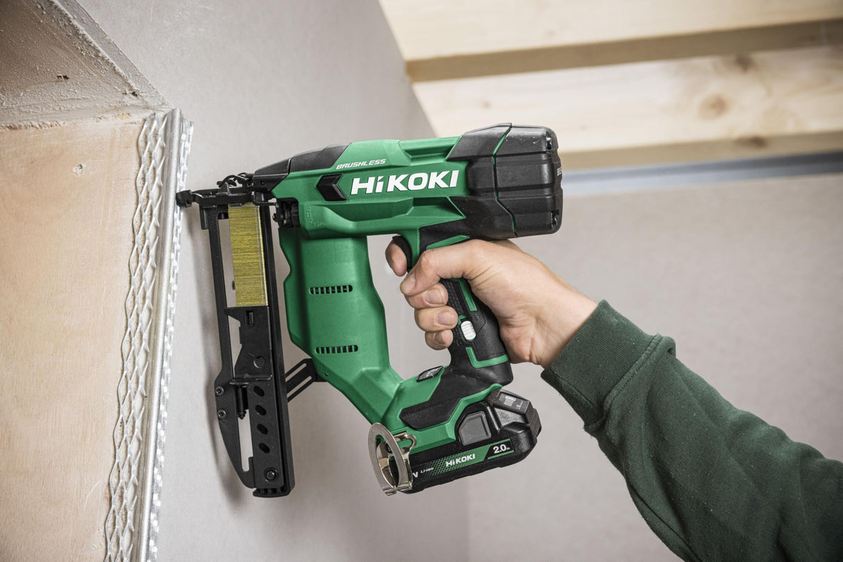HiKOKI Grapadora de batería – 18 V, 13-40 mm, ion de litio, luz LED, ajuste de profundidad sin herramientas, accionamiento por resorte neumático, motor sin escobillas, disparo conmutable, incluye 2