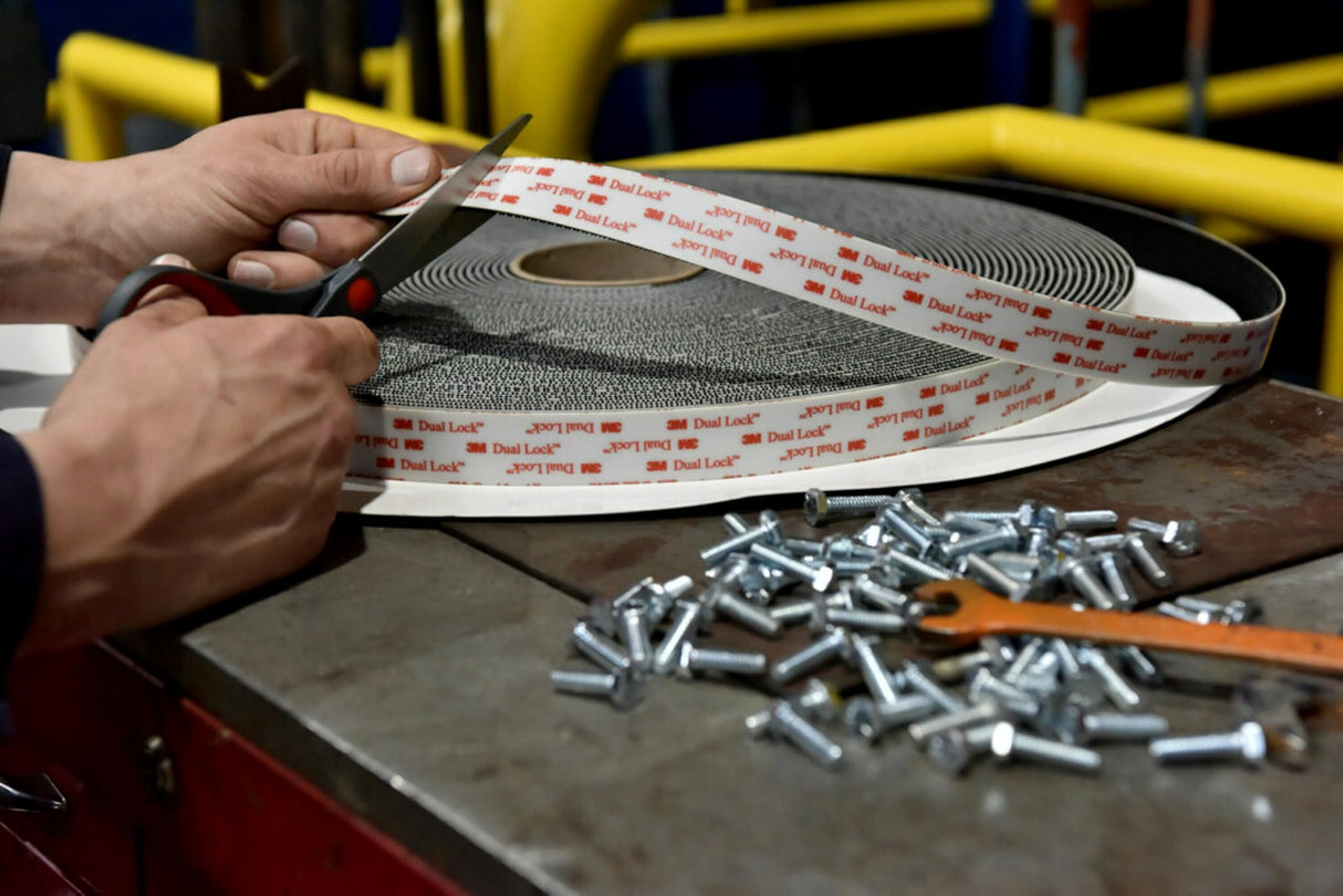 3M Dual Lock SJ354D Sistemas de cierre reposicionable - Se une bien a numerosos plásticos como polipropileno o polietileno y pinturas críticas, 25 mm x 10 m, negro, 5.7 mm, 1 unidad