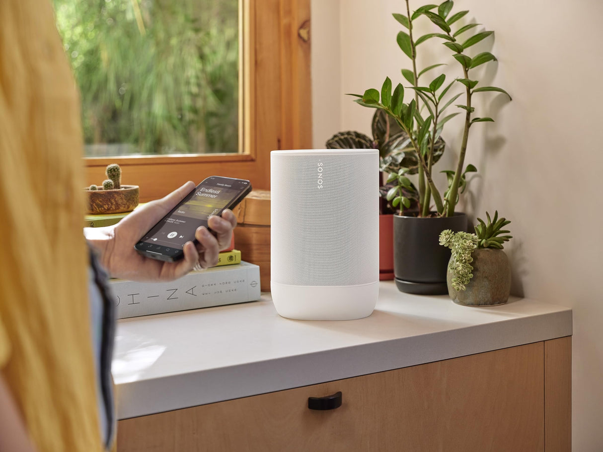 Sonos Move 2 | Altavoz portátil inalámbrico con Wi-Fi, Bluetooth, Amazon Alexa, 24 Horas de autonomía y Base de Carga inalámbrica - Blanco