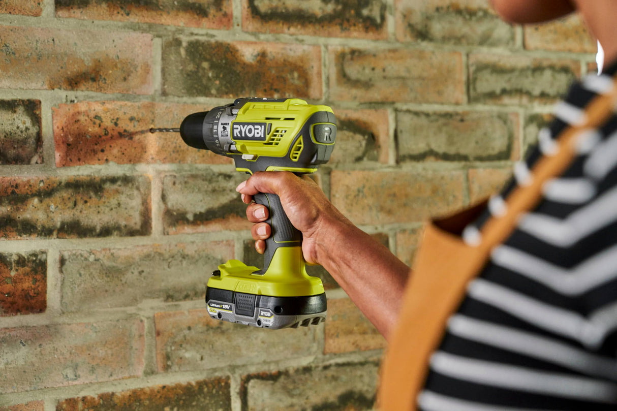 RYOBI ONE+ 18V Taladro percutor R18PD3-242S – 50 Nm, mandril 13 mm, 2 velocidades (0–500/0–1.800 rpm), 24 ajustes de par – Kit con baterías 2,0 Ah + 4,0 Ah, cargador y bolsa