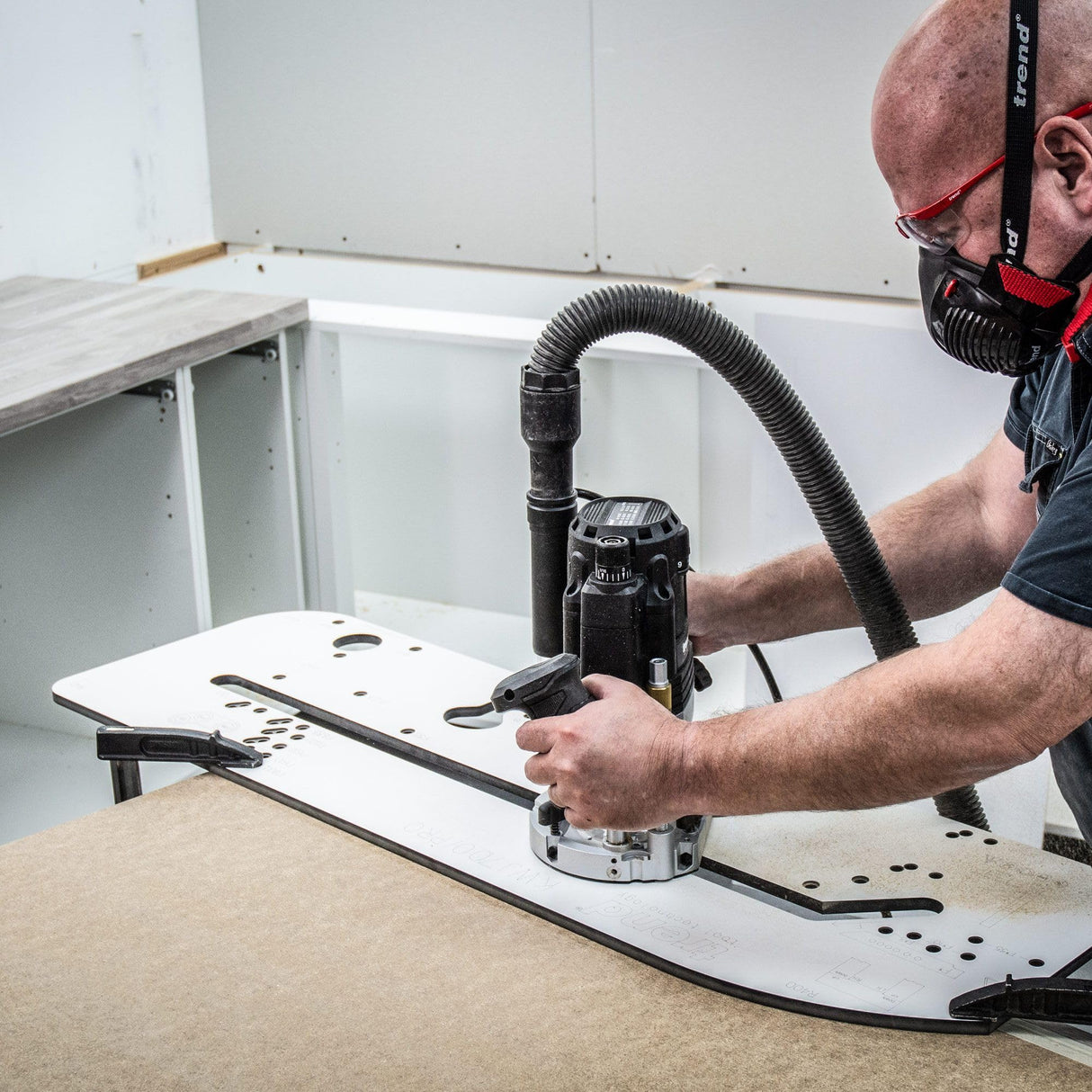 Trend Professional Jig Multi-Material para Encimeras de Cocina, para Juntas de Inglete Mason, Hasta 700mm, Alineación de Borde Frontal, KWJ700/PRO