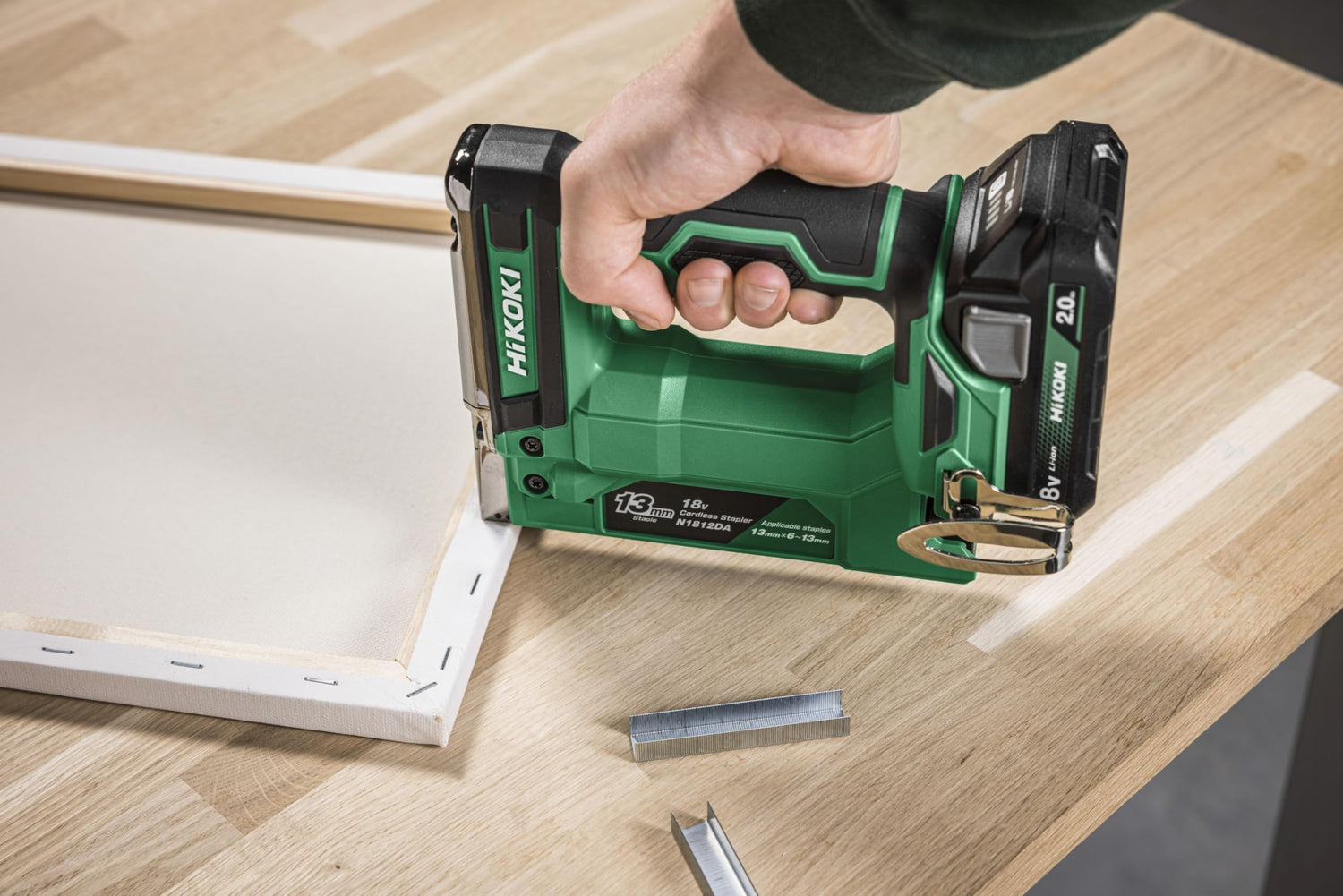 HiKOKI Grapadora inalámbrica - 18 V, 6-13 mm, cargador de 150 grapas - Li-Ion - Luz LED, disparo rápido, bloqueo de disparo en seco, resistente al polvo, mango ergonómico - Ligero y compacto