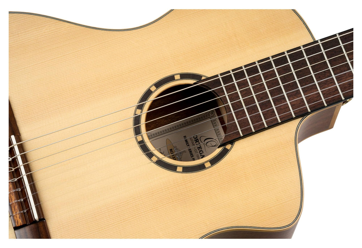Ortega Guitars Family Series Pro - Guitarra de concierto de 7 cuerdas, electroacústica, abeto y sapele con acabado satinado, color natural, incluye funda (RCE133-7)