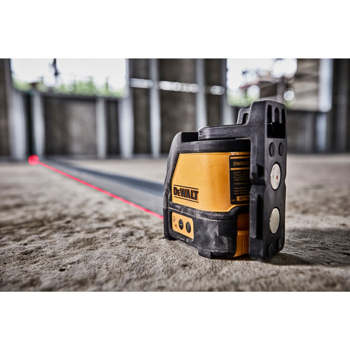 DEWALT DW088K-XJ - Láser Autonivelante de 2 Líneas en Cruz, Alcance de 15m, Base Pivotante, Precisión +/-3mm/10m, Compatible con Detector DE0892, Maletín y Pilas AA Incluidas